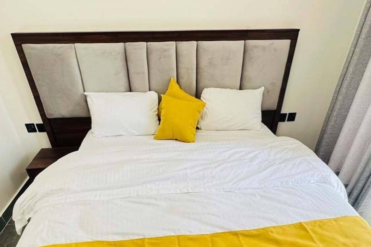 Habitación doble Confort, balcón, vista a la ciudad | Tabla de planchar con plancha y wifi gratis