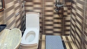 Deluxe Single Room, Balcony, City View | Bathroom