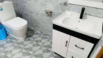 Comfort Double Room, Balcony, City View | Bathroom | Slippers, towels, soap, shampoo
