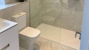 Classic Room, Balcony, City View | Bathroom | Slippers, towels, soap, shampoo