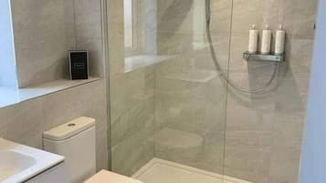 Classic Room, Balcony, City View | Bathroom | Slippers, towels, soap, shampoo