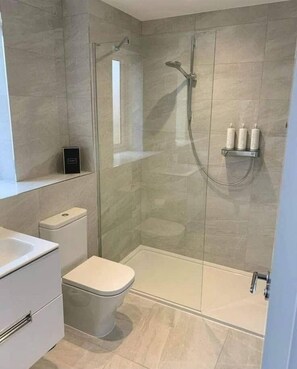 Classic Room, Balcony, City View | Bathroom - Kai Motel (Kigali)