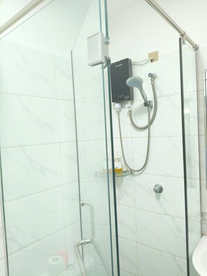 Shower, free toiletries, hair dryer, bathrobes - China City Hotel (Nairobi)