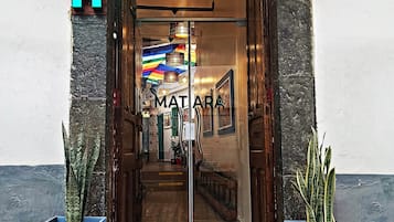 Vista frontal de la propiedad