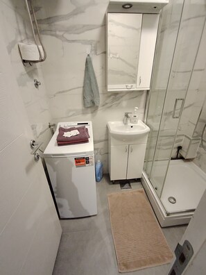Sèche-cheveux, serviettes fournies, savon, papier toilette