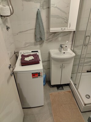 Sèche-cheveux, serviettes fournies, savon, papier toilette