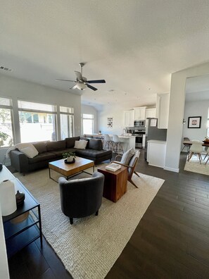 Smart TV, fireplace, books - Charming 3-bedroom house with WiFi, AC in brilliant Georgetown (Georgetown)