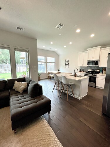 Charming 3-bedroom house with WiFi, AC in brilliant Georgetown