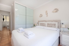2 habitaciones, escritorio, tabla de planchar con plancha y wifi gratis 