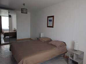 3 bedrooms, travel crib, free WiFi, bed sheets