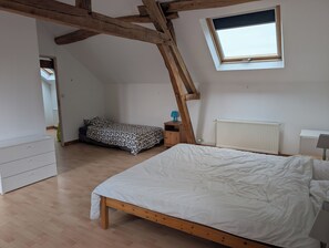 3 bedrooms, travel crib, free WiFi, bed sheets