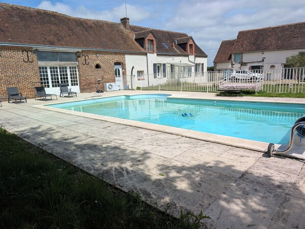 Outdoor pool, a heated pool - Les Hiboux - Quiet house for a change of scenery (Épuisay)