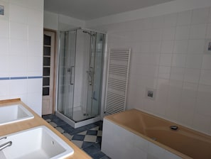 SĂšche-cheveux, serviettes fournies, savon, papier toilette