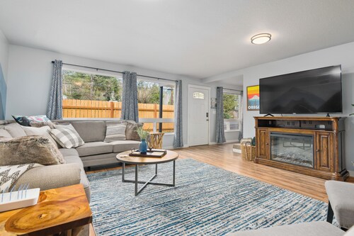 Dog Friendly! Hot Tub~Game Room~Fire Pit~3BR, 2BA~High Speed WIFI~8 Guests Max