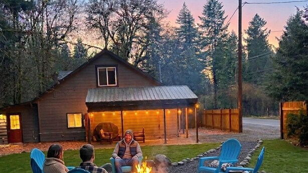 A rustic cabin with a fire pit and outdoor seating. - Dog Friendly! Hot Tub~Game Room~Fire Pit~3BR, 2BA~High Speed WIFI~8 Guests Max (Mount Hood Village)