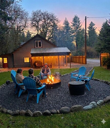 Dog Friendly! Hot Tub~Game Room~Fire Pit~3BR, 2BA~High Speed WIFI~8 Guests Max