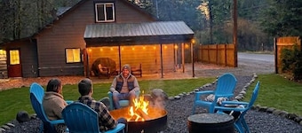 Dog Friendly! Hot Tub~Game Room~Fire Pit~3BR, 2BA~High Speed WIFI~8 Guests Max