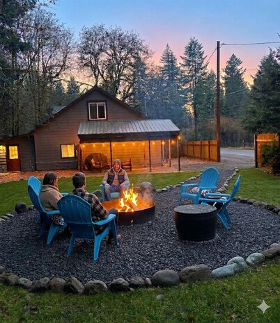 Dog Friendly! Hot Tub~Game Room~Fire Pit~3BR, 2BA~High Speed WIFI~8 Guests Max