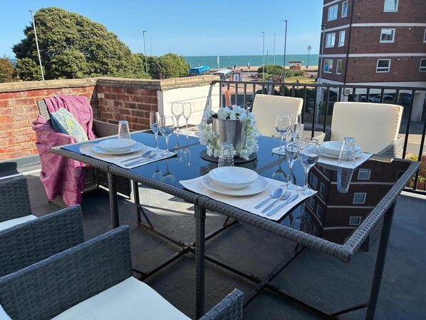 Apartment | Outdoor dining