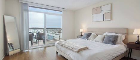 1 habitación, tabla de planchar con plancha y cuna de viaje