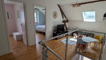 4 bedrooms, iron/ironing board, free WiFi, bed sheets