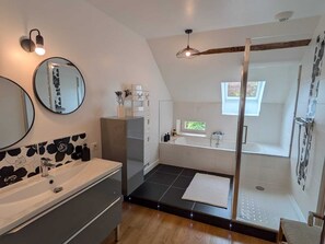 Shower, hair dryer, towels, soap - House with Valley view, XXL Spa, billiards & pinball machine (Budelière)