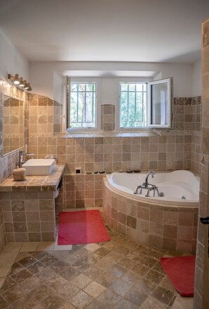 淋浴设施、吹风机、毛巾