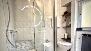 A modern bathroom with a glass shower enclosure, a toilet, and a sink. - Dimora Reti (St. Sampierdarena) genovabb it (GENOVA)
