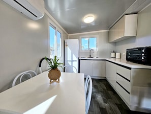 Réfrigérateur, four à micro-ondes, un four, surface de cuisson