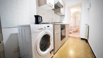 Geschirrspüler, Wasserkocher mit Kaffee-/Teezubehör