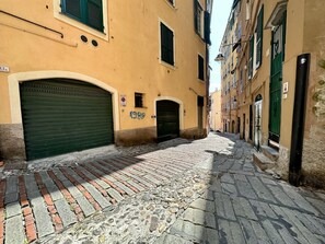 المنطقة المحيطة بالمنشأة