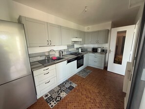 Micro-ondes, four, plaque de cuisson, lave-vaisselle