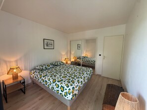 2 quartos, ferros/tábuas de passar roupa, berço de viagem