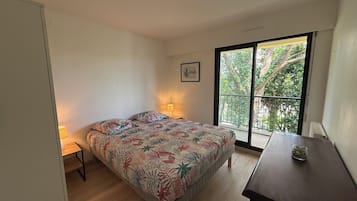 2 slaapkamers, een strijkplank/strijkijzer, reisbedje, gratis wifi