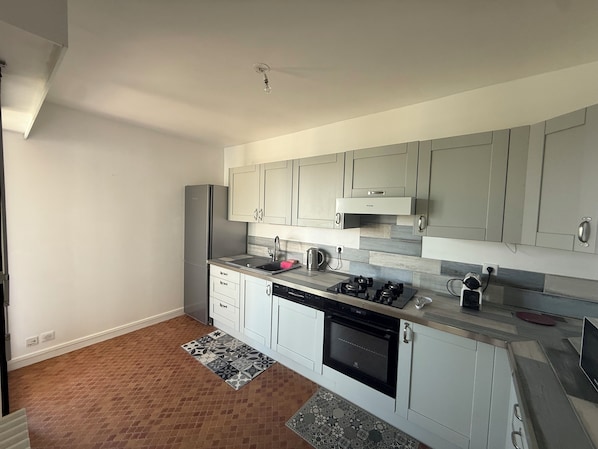 Micro-ondes, four, plaque de cuisson, lave-vaisselle