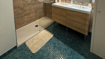 Een douche, een haardroger, handdoeken, zeep