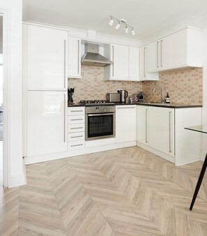 Réfrigérateur, four, plaque de cuisson, lave-vaisselle