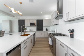 Fridge, microwave, oven, stovetop - NEW LUXURY 4,000 SF Waterfront Home w/Pool , Sleeps 20 (Port Isabel)