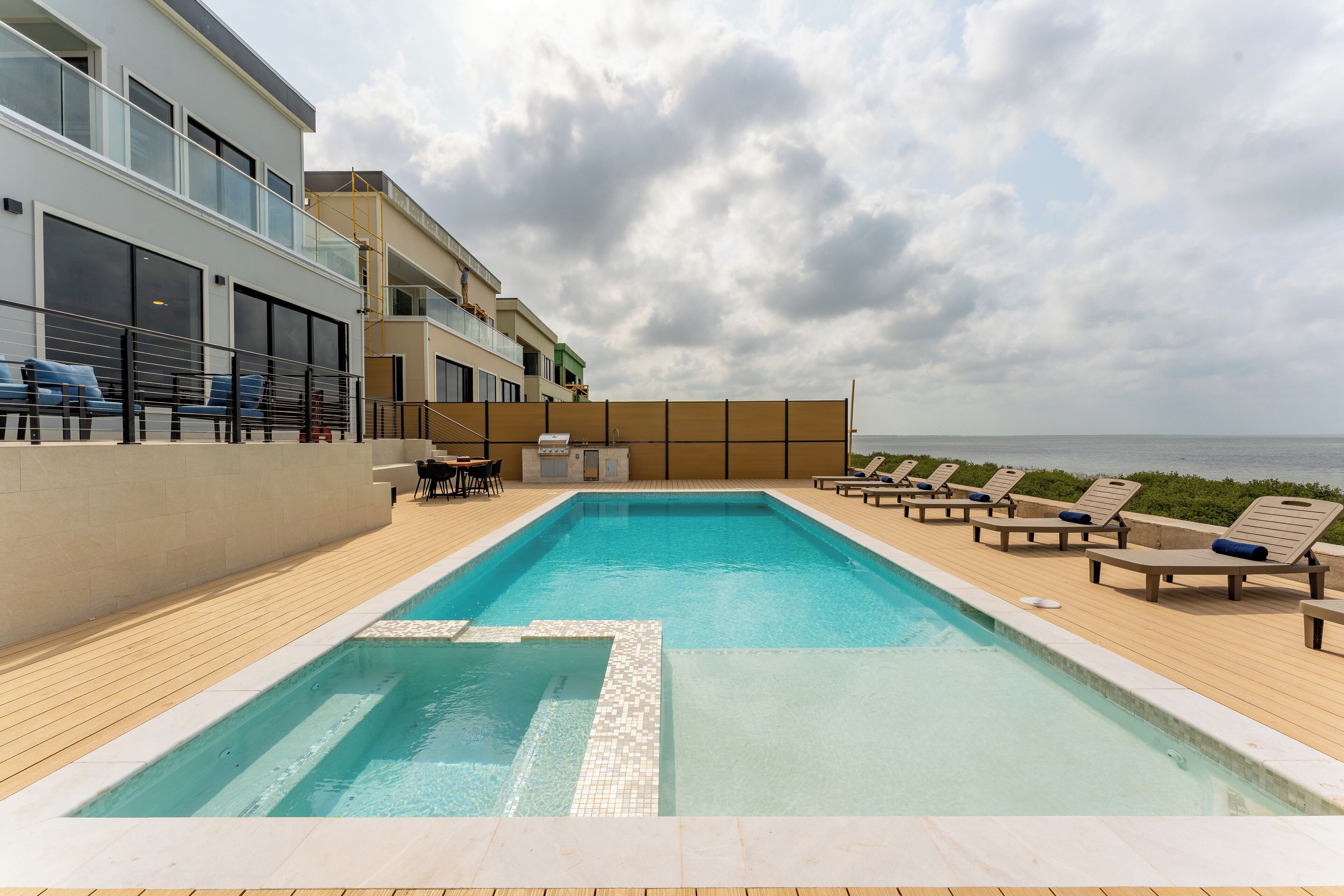 Piscina a l'aire lliure i piscina climatitzada 