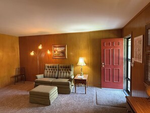 Smart TV - My Fairleighdy is a 3-bedroom house, perfectly located in historic Saint Joseph. (Saint Joseph)