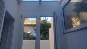 A skylight window with a view of a residential area. - Detached house near the sea (Livorno)