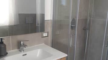 SĂšche-cheveux, serviettes fournies, papier toilette