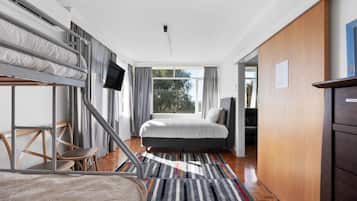 5 slaapkamers, een bureau, een strijkplank/strijkijzer, gratis wifi