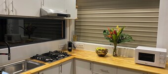 Charming bungalow in peaceful property with WiFi, AC in Fare, Huahine