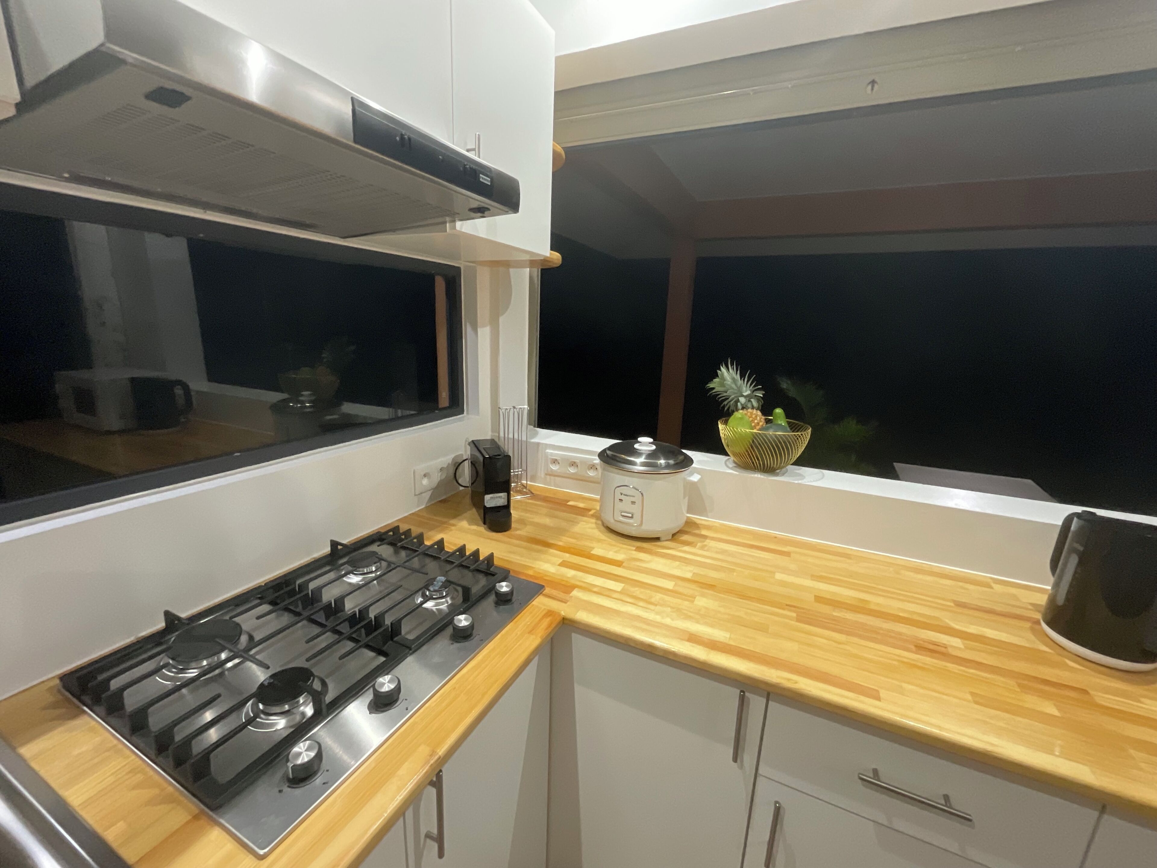 Refrigerador, microondas, parrilla de estufa y cafetera y tetera 