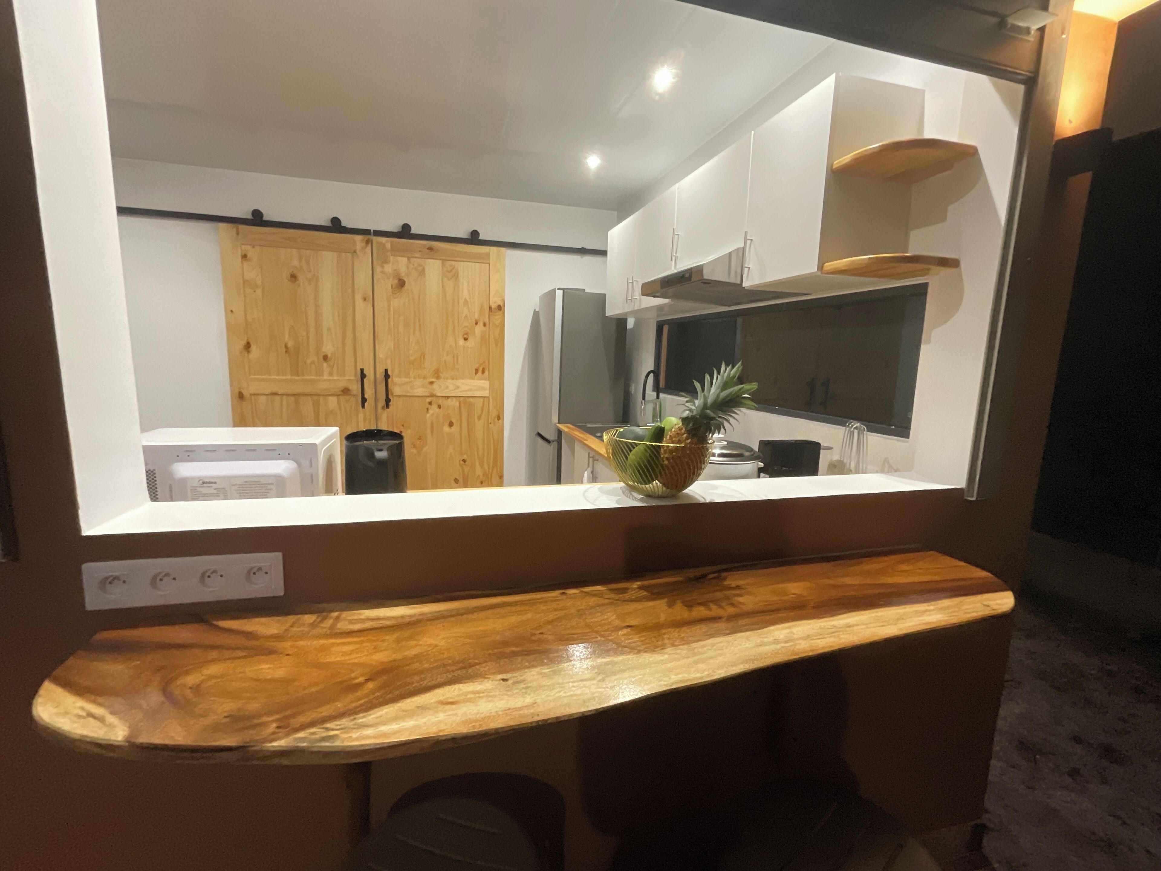 Kühlschrank, Mikrowelle, Herdplatte, Wasserkocher mit Kaffee-/Teezubehör