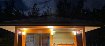 Charming bungalow in peaceful property with WiFi, AC in Fare, Huahine