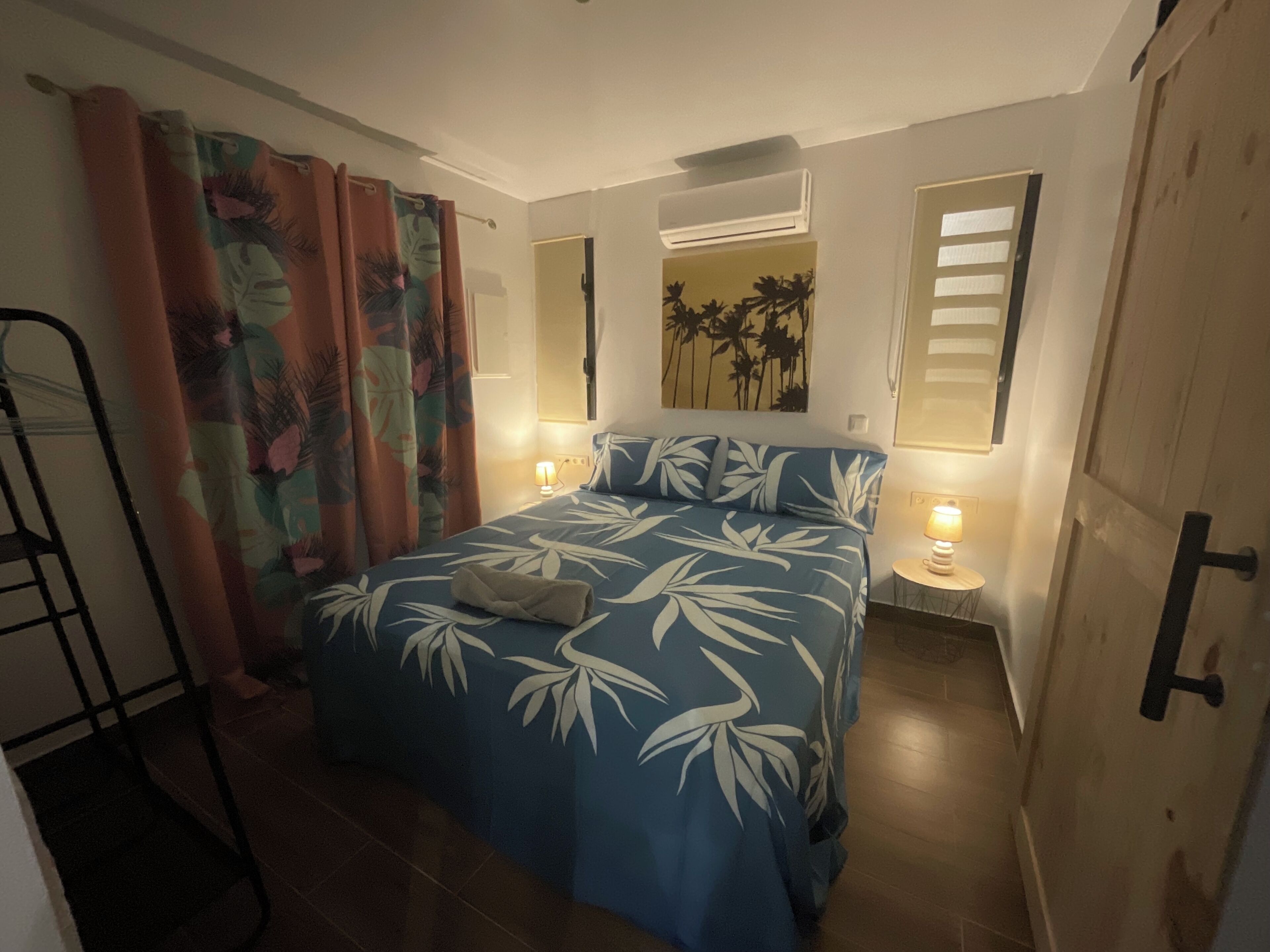 1 habitación, tabla de planchar con plancha, wifi gratis y ropa de cama 