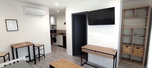 NEW AIR CONDITIONED STUDIO + enclosed PK (Washer/dryer - Fiber Internet - Android TV)