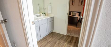 4 makuuhuonetta, silitysrauta/-lauta, vauvan matkasänky, Wi-Fi